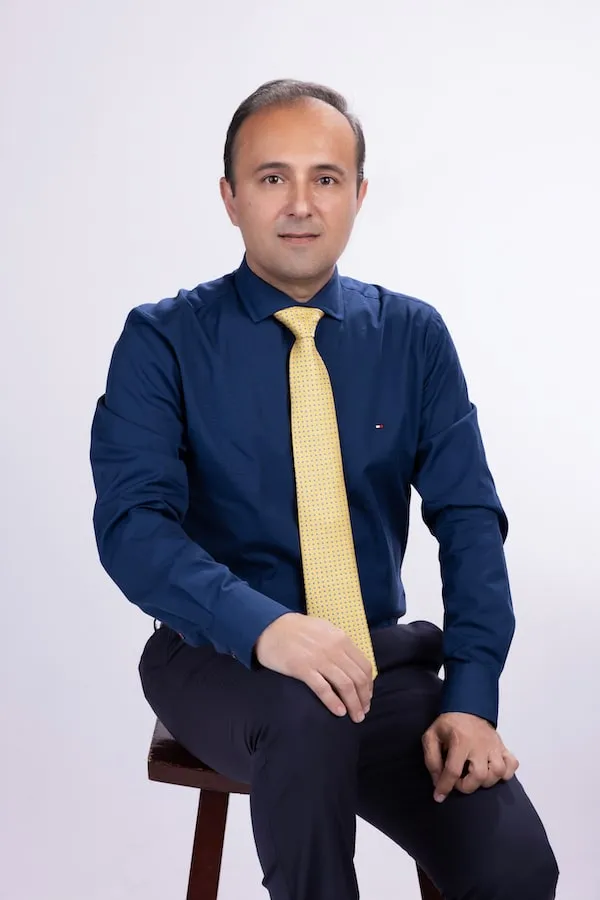 Dr. Ramin Khoshsar, cosmetic dentist in Lake Forest, CA, seated portrait